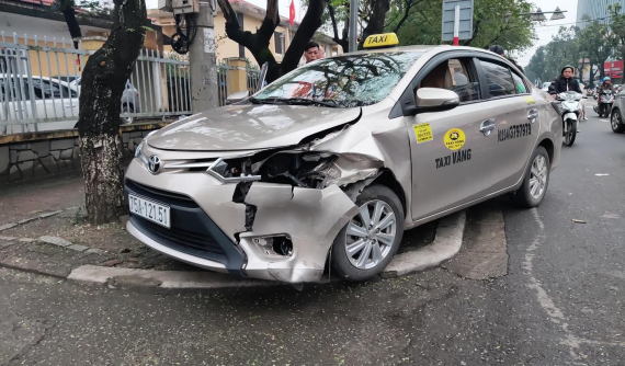 Video: Người đi xe máy chạy lấn làn, tông gãy trục xe taxi Toyota Vios tại Huế