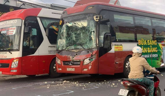 Đồng Nai: Xe khách Thành Bưởi tông vào đuôi xe container khiến nhiều hành khách hoảng sợ