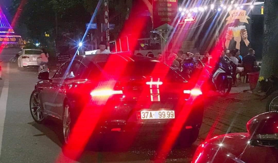 "Nữ hoàng" Aston Martin Rapide S độc nhất Nghệ An đeo biển tứ quý 9 khiến không ít người xuýt xoa