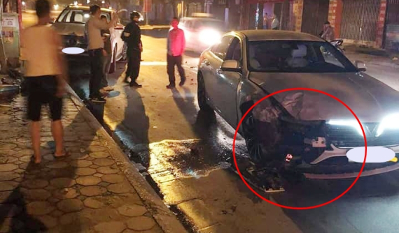 Hà Nội: VinFast Lux A2.0 vỡ một bên đầu xe khi tông vào Mercedes-Benz GLE 450 đỗ bên đường