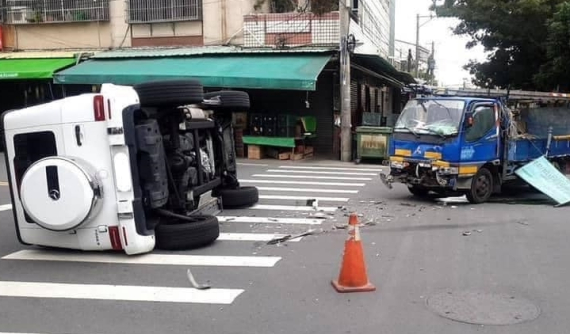 "Vua địa hình" Mercedes-Benz G-Class lật nghiêng sau khi va chạm với ô tô tải