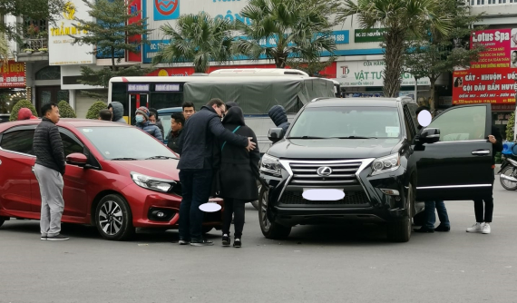 Quảng Ninh: Va chạm giữa Honda Brio và Lexus GS460 thu hút sự chú ý của người đi đường