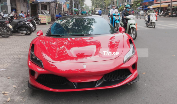 Cường "Đô-la" lái Ferrari F8 Tributo tham quan showroom đang trưng bày nhiều xe Ferrari nhất Việt Nam