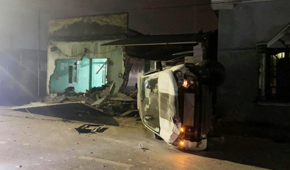 Quảng Ninh: Xe bán tải Ford Ranger lật nghiêng sau khi tông sập nhà dân