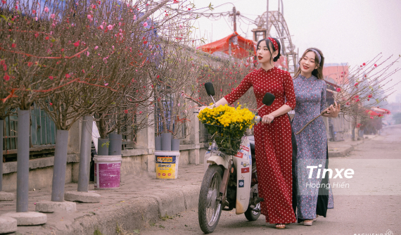 Cặp đôi thiếu nữ thướt tha áo dài đón xuân cùng Honda Super Cub 90