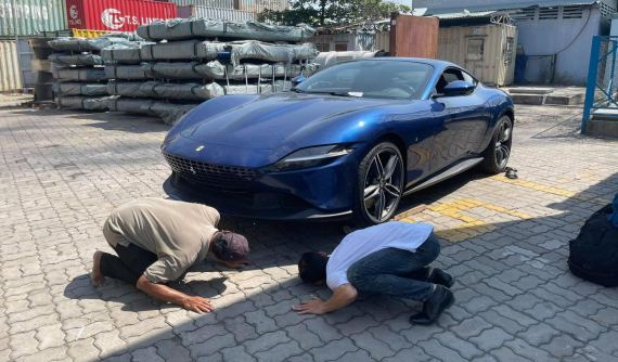 "Toát mồ hôi" với video đưa siêu xe 4 chỗ ngồi Ferrari Roma độc nhất Việt Nam ra khỏi container