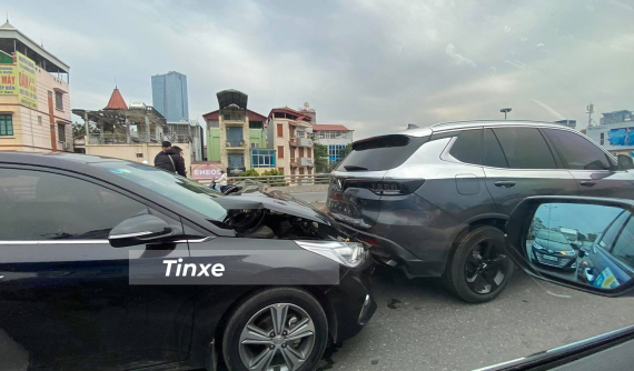 Hà Nội: Tông VinFast LUX SA2.0 từ phía sau, Hyundai Accent vỡ nát đầu xe