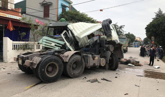 Ninh Bình: Xe ben đối đầu xe đầu kéo, 4 người bị thương
