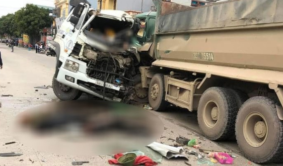 Video quay khoảnh khắc xe ben và xe đầu kéo đối đầu nhau khiến 4 người bị thương nặng tại Ninh Bình