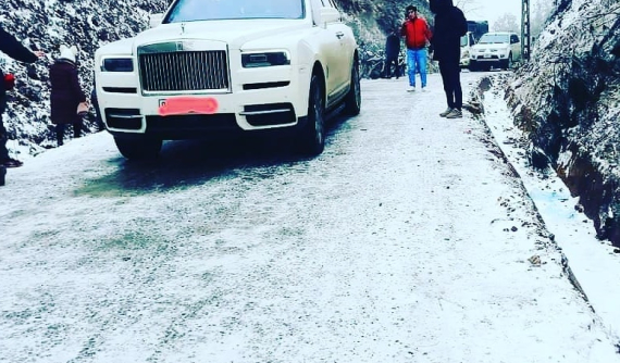 Choáng với hình ảnh Rolls-Royce Cullinan được chủ nhân cho lên tận Y Tý off-road, xem tuyết rơi