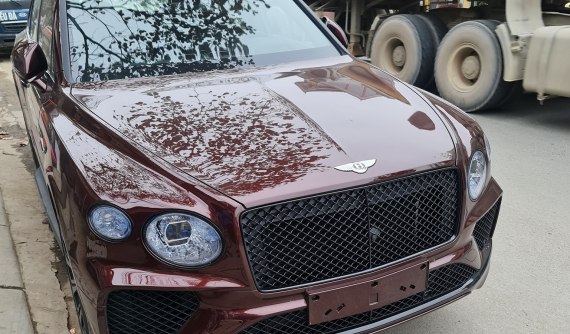 Bentley Bentayga 2021 đầu tiên về Việt Nam tái xuất trên đường phố Nghệ An, giá từ 17 tỷ đồng
