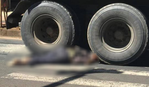 Video: Xe đầu kéo tông xe máy chạy phía trước khiến 2 người thương vong tại Đắk Nông