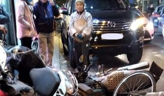 Hà Nội: Toyota Fortuner "lùa" hàng loạt xe máy tại phố Thái Thịnh