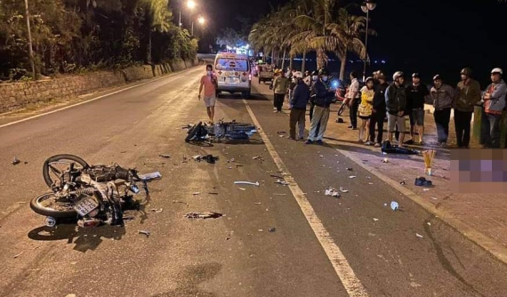 Phan Thiết: Hai xe máy nát bét sau tai nạn, 3 người thương vong