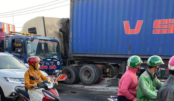 Thủ Đức: Tài xế ngủ gật khiến xe container mất lái, cày nát 20 mét dải phân cách bê tông