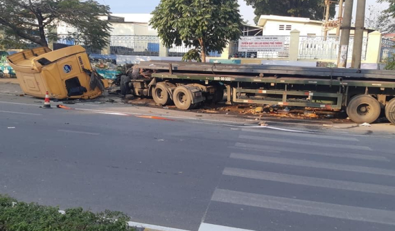 Video: Tránh người phụ nữ đi xe máy, xe đầu kéo lao vào cột điện và rụng cabin tại Vĩnh Phúc