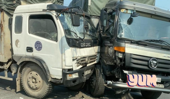 Video 2 ô tô tải va chạm với nhau tại nút giao ở Vĩnh Phúc khiến cư dân mạng thắc mắc