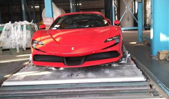 Siêu phẩm 1.000 mã lực Ferrari SF90 Stradale được cho vào container chuẩn bị cập bến Việt Nam