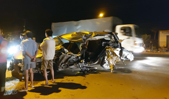 Bình Dương: Toyota Innova nát bét bên hông xe sau tai nạn với xe tải, túi khí bung ra