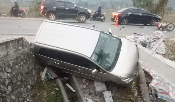 Hoà Bình: Sau va chạm với xe máy, Toyota Innova lao xuống cống bên đường, 1 người thương nặng