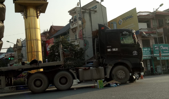 Hà Nội: Chở chị gái đi khám thai, nữ sinh cấp 3 bị xe đầu kéo cán tử vong