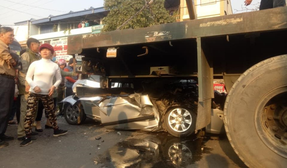 Thái Nguyên: Hyundai Getz bị vò nát sau tai nạn dồn toa với xe khách và xe đầu kéo trên QL3