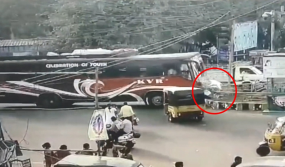 Video quay cảnh xe khách tông nát bét ô tô con, 2 người thoát chết thần kỳ