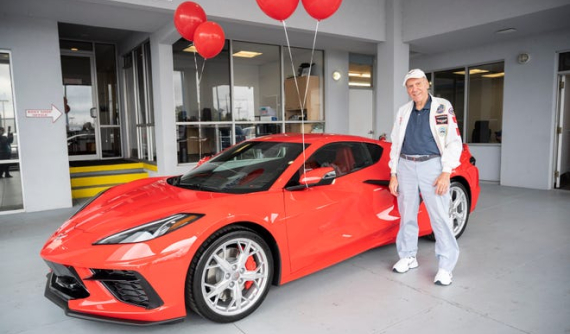 Cụ ông 90 tuổi tự hào mua chiếc Chevrolet Corvette C8 2021 làm quà sinh nhật cho chính mình