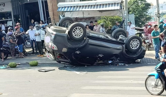 Video: "Thánh lật" Toyota Fortuner ngửa bụng sau va chạm với Mitsubishi Xpander ở gần vòng xuyến tại Bình Phước