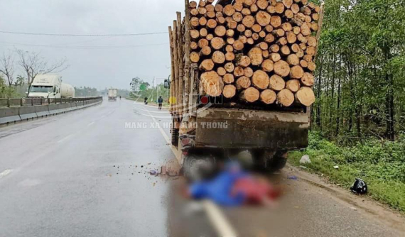 Quảng Trị: Honda SH Mode tông trúng ô tô tải đang đỗ bên lề đường, con rể và mẹ vợ tử vong