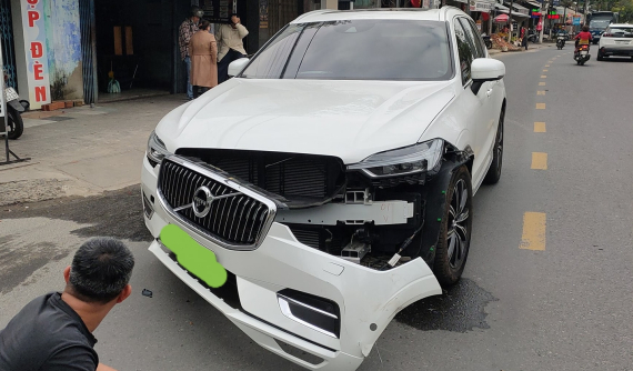 Đà Nẵng: Va chạm với xe bán tải, Volvo XC60 bung cản va trước