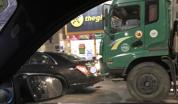 Quảng Ninh: Va chạm với xe Mercedes-Benz S-Class, dân mạng lo cho "túi tiền" của tài xế xe tải