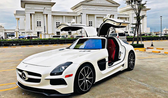 Video: Siêu xe cửa cánh chim Mercedes-Benz SLS AMG "lạ" xuất hiện ở Sài thành