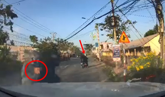 Video: Bị giật điện thoại, tài xế cho xe ô tô truy đuổi, tông ngã xe máy của 2 tên cướp khiến dân mạng tranh cãi