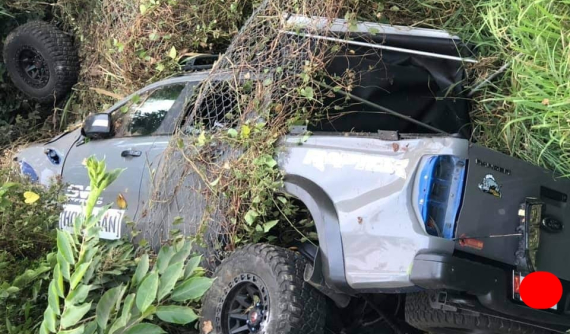 Bà Rịa - Vũng Tàu: Xe bán tải Ford Ranger hư hỏng nặng đầu xe sau khi lao xuống vực