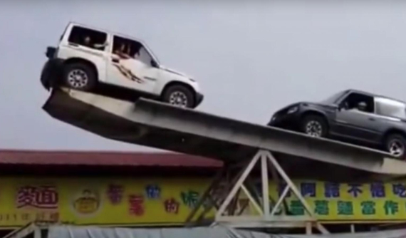 Kinh hãi trước màn mạo hiểm cân bằng 2 chiếc xe trên bập bênh khổng lồ