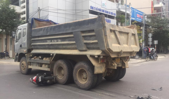 Video: Cả xe máy lẫn xe ben đều cố vượt đèn tại ngã tư của Nha Trang và cái kết