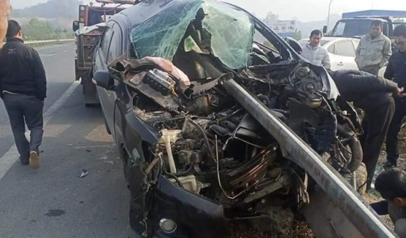 Hoà Bình: Dải phân cách xuyên thủng Toyota Corolla Altis, tài xế thoát chết thần kỳ