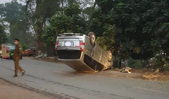 Hà Nội: Toyota Innova "ngửa bụng" bên đường sau khi tông vào gốc cây