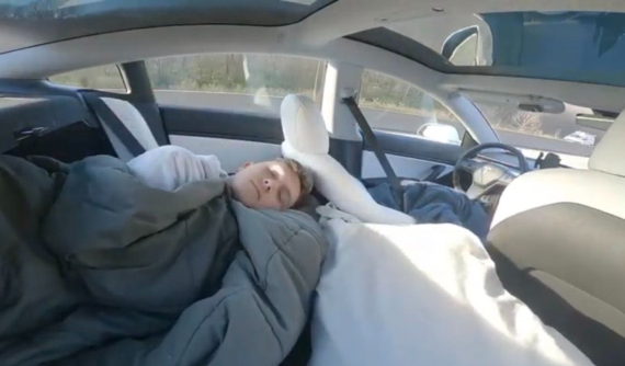 "Trẻ trâu" gây phẫn nộ khi cố tình quay video giả vờ ngủ trong chiếc Tesla Model 3 tự lái
