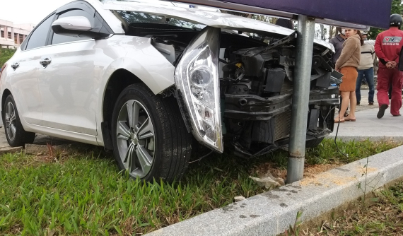 Quảng Nam: Nữ tài xế lái Hyundai Accent tông ô tô Ford Fiesta rồi lao lên vỉa hè
