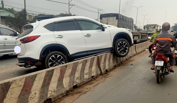 Đồng Nai: Xe container húc bay ô tô Mazda lên dải phân cách, nhiều người gào thét hoảng loạn