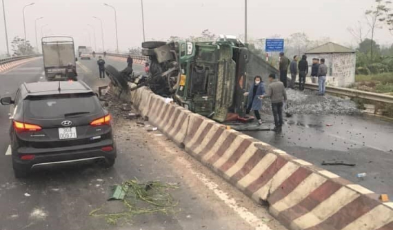 Vĩnh Phúc: Xe ben chở đá tông vào dải phân cách dẫn đến lật nghiêng trên QL2C