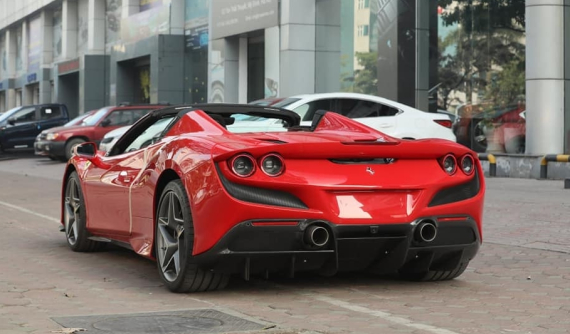 Lần đầu nghe khối động cơ V8, 711 mã lực trên Ferrari F8 Spider "gầm rú"