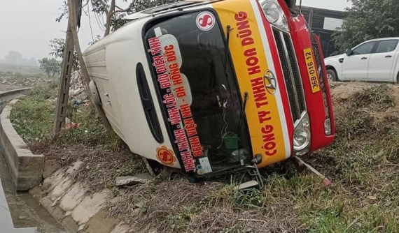Video: Tránh xe máy vượt ẩu, xe buýt lật nhào sang lề đường quốc lộ tại Thanh Hóa