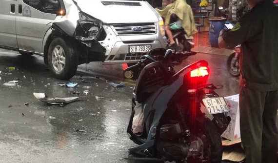 Bình Dương: Va chạm với xe khách 16 chỗ lúc cho xe máy sang đường, người phụ nữ tử vong tại chỗ
