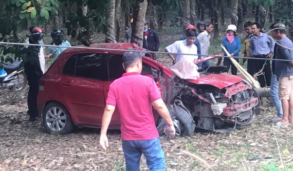 Bình Dương: Toyota Yaris bung hết túi khí sau khi tông vào gốc cây bên đường, tài xế bị thương nặng