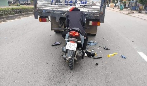 Bình Dương: Lao thẳng Honda Vario vào đuôi xe tải, thanh niên bất tỉnh ngay tại chỗ