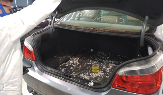 Theo dõi quá trình làm vệ sinh chi tiết một chiếc BMW ngập tràn nấm mốc