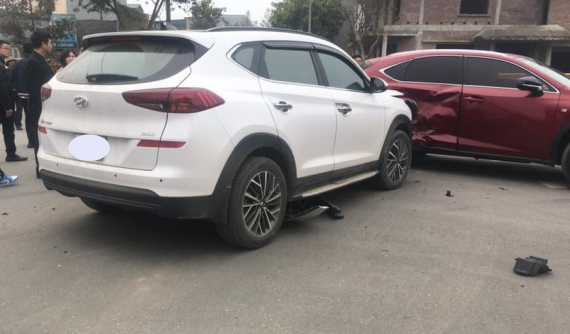 Lào Cai: Hyundai Tucson vỡ nát đầu xe sau khi tông vào bên hông Lexus NX
